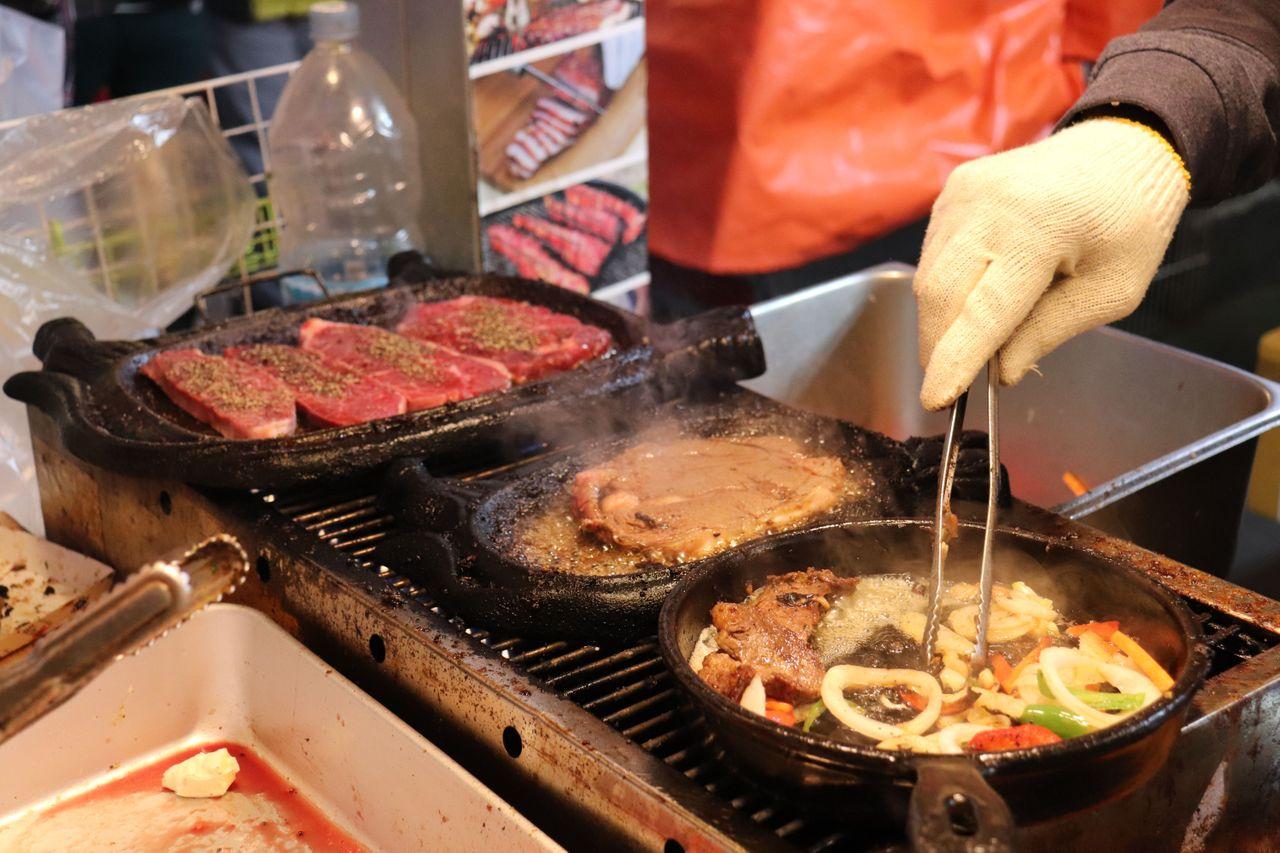 夜市小吃攤上正熱銷的韓國特有料理，令人垂涎三尺